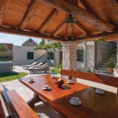 Holiday home Amazing In With Kitchen Podgrade